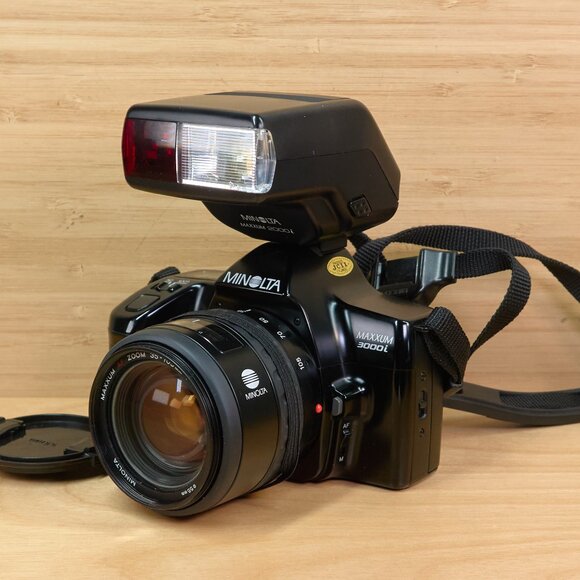 Minolta Maxxum 3000i AF 35mm Film Camera W/Flash, Minolta Maxxum 35-105mm Lens - Picture 1 of 7
